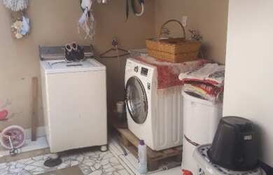 Imagem: A casa possui 3 Dormitórios, 2 Banheiros, 2 Vagas na garagem