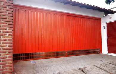 Imagem: A casa possui 3 Dormitórios, 1 Banheiro, 2 Vagas na garagem