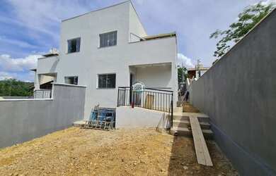 Imagem: A casa possui 3 Dormitórios, 3 Banheiros, 2 Vagas na garagem