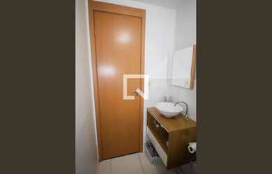 Imagem: O apartamento possui 2 Dormitórios, 1 Banheiro, 1 Vaga na garagem