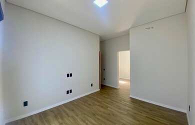 Imagem: A casa em condomínio possui 3 Dormitórios, 1 Banheiro, 4 Vagas