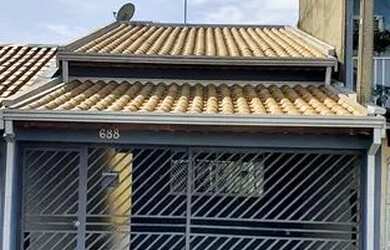 Imagem: A casa possui 2 Dormitórios, 1 Banheiro, 2 Vagas na garagem