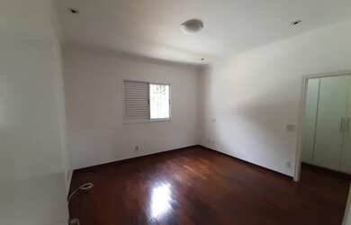 Imagem: A casa possui 4 Dormitórios, 3 Banheiros, 5 Vagas na garagem