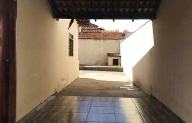 Imagem: A casa possui 2 Dormitórios, 1 Banheiro, 80m² de Área e