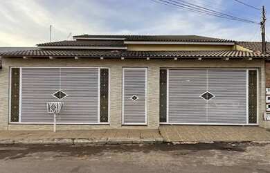 Imagem: A casa possui 4 Dormitórios, 4 Banheiros, 2 Vagas na garagem