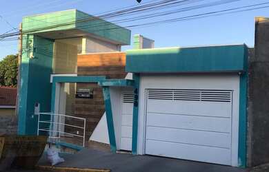 Imagem: A casa possui 3 Dormitórios, 3 Banheiros, 2 Vagas na garagem