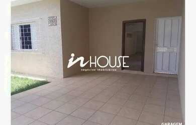 Imagem: A casa possui 3 Dormitórios, 2 Banheiros, 2 Vagas na garagem