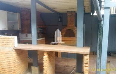 Imagem: A casa possui 4 Dormitórios, 2 Banheiros, 3 Vagas na garagem