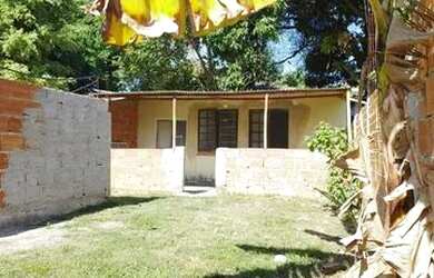 Imagem: A casa possui 2 Dormitórios, 1 Banheiro e está localizado