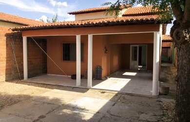 Imagem: A casa possui 4 Dormitórios, 3 Banheiros, 4 Vagas na garagem