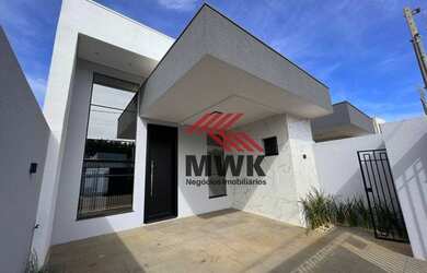 Imagem: A casa possui 3 Dormitórios, 2 Banheiros, 2 Vagas na garagem