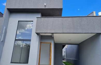 Imagem: A casa possui 3 Dormitórios, 2 Banheiros, 2 Vagas na garagem