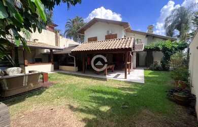 Imagem: A casa possui 3 Dormitórios, 3 Banheiros, 4 Vagas na garagem