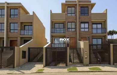 Imagem: A casa possui 3 Dormitórios, 5 Banheiros, 4 Vagas na garagem