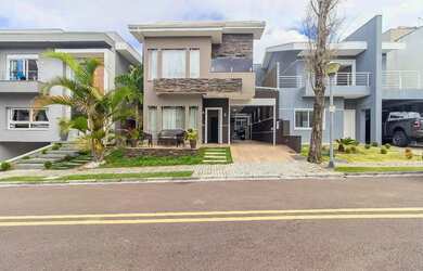 Imagem: A casa em condomínio possui 4 Dormitórios, 4 Banheiros, 2