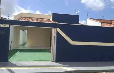 Imagem: A casa possui 2 Dormitórios, 1 Banheiro, 2 Vagas na garagem