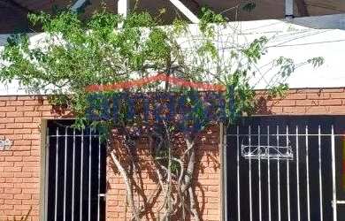 Imagem: A casa possui 2 Dormitórios, 1 Banheiro, 2 Vagas na garagem