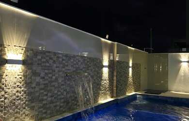 Imagem: A casa possui 4 Dormitórios, Acomodam 15 pessoas e 3 Vagas