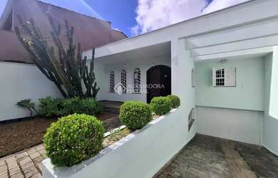 Imagem: A casa possui 3 Dormitórios, 5 Banheiros, 5 Vagas na garagem