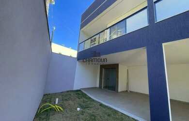 Imagem: A casa possui 3 Dormitórios, 2 Banheiros, 2 Vagas na garagem