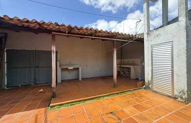 Imagem: A casa possui 2 Dormitórios, 3 Banheiros, 1 Vaga na garagem