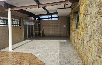 Imagem: A casa possui 3 Dormitórios, 2 Banheiros, 4 Vagas na garagem