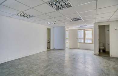 Imagem: O depósito possui 5 Vagas na garagem, 318m² de Área e está