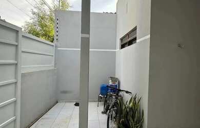 Imagem: A casa possui 2 Dormitórios, 1 Banheiro, 1 Vaga na garagem