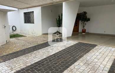 Imagem: A casa possui 3 Dormitórios, 3 Banheiros, 3 Vagas na garagem