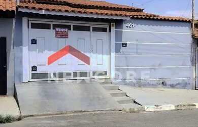 Imagem: A casa possui 3 Dormitórios, 2 Banheiros, 2 Vagas na garagem