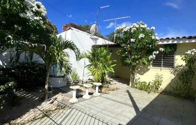 Imagem: A casa possui 4 Dormitórios, 1 Banheiro, 1 Vaga na garagem