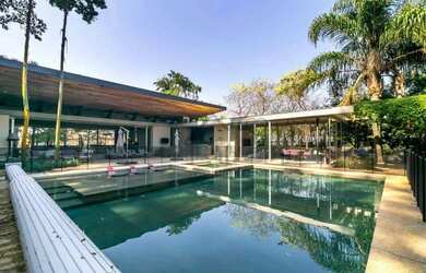 Imagem: A casa em condomínio possui 5 Dormitórios, 5 Banheiros, 4