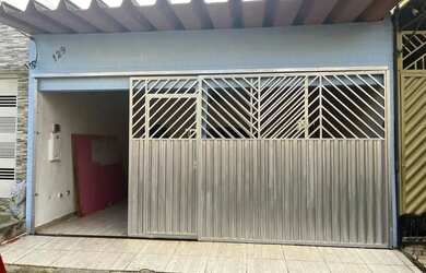 Imagem: A casa possui 2 Dormitórios, 1 Banheiro, 1 Vaga na garagem