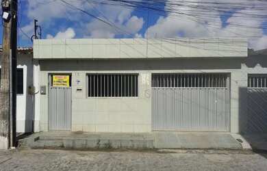 Imagem: A casa possui 3 Dormitórios, 1 Banheiro, 2 Vagas na garagem