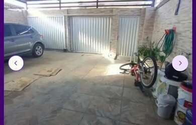 Imagem: A casa possui 3 Dormitórios, 1 Banheiro, 2 Vagas na garagem