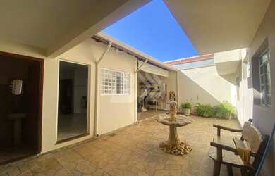 Imagem: A casa possui 4 Dormitórios, 5 Banheiros, 5 Vagas na garagem