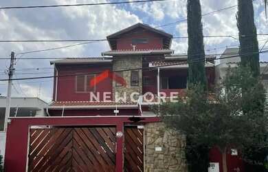 Imagem: A casa possui 4 Dormitórios, 5 Banheiros, 3 Vagas na garagem