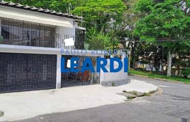 Imagem: A casa possui 3 Dormitórios, 2 Banheiros, 4 Vagas na garagem