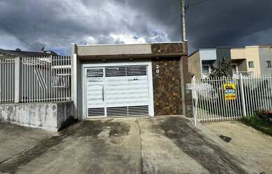 Imagem: A casa possui 3 Dormitórios, 1 Banheiro, 2 Vagas na garagem