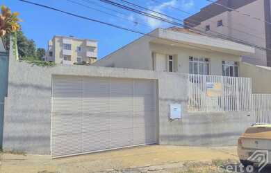 Imagem: A casa possui 5 Dormitórios, 3 Banheiros, 4 Vagas na garagem