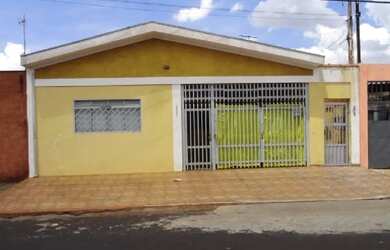 Imagem: A casa possui 3 Dormitórios, 3 Banheiros, 2 Vagas na garagem