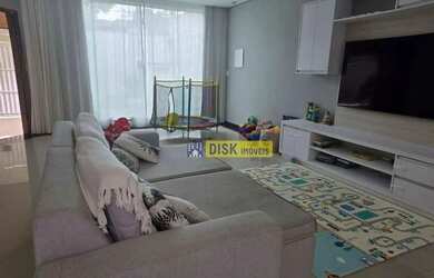 Imagem: A casa possui 3 Dormitórios, 3 Banheiros, 5 Vagas na garagem