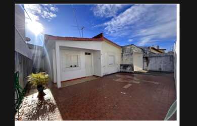 Imagem: A casa possui 3 Dormitórios, 1 Banheiro, 3 Vagas na garagem