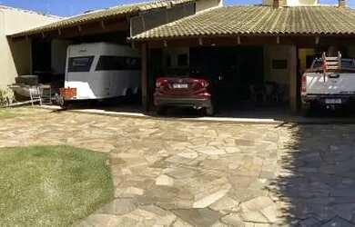 Imagem: A casa possui 4 Dormitórios, 4 Banheiros, 5 Vagas na garagem