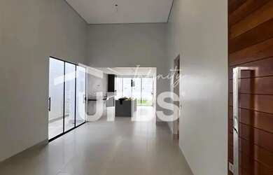 Imagem: A casa possui 3 Dormitórios, 3 Banheiros, 2 Vagas na garagem