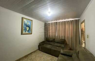 Imagem: A casa possui 3 Dormitórios, 2 Banheiros, 2 Vagas na garagem