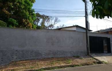 Imagem: A casa possui 2 Dormitórios, 1 Banheiro, 3 Vagas na garagem