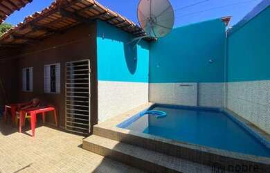 Imagem: A casa possui 3 Dormitórios, 3 Banheiros, 2 Vagas na garagem