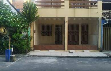 Imagem: A casa possui 3 Dormitórios, 2 Banheiros, 1 Vaga na garagem