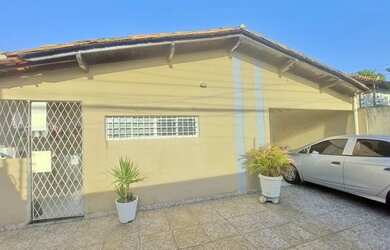 Imagem: A casa possui 3 Dormitórios, 1 Banheiro, 3 Vagas na garagem